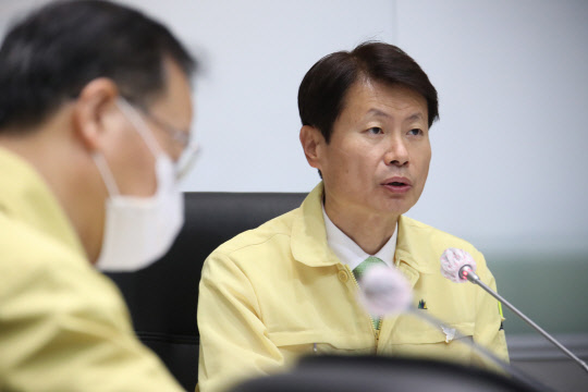 김강립 중앙재난안전대책본부 제1총괄조정관(보건복지부 차관)이 4일 오전 정부서울청사 재난상황실에서 열린 신종 코로나바이러스 감염증(코로나19) 대응 중앙재난안전대책본부 회의에서 발언하고 있다.  연합뉴스